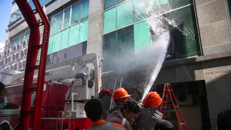 Kebakaran Gedung Cyber 1 Mampang. (Detikcom/Grandyos Zafna)