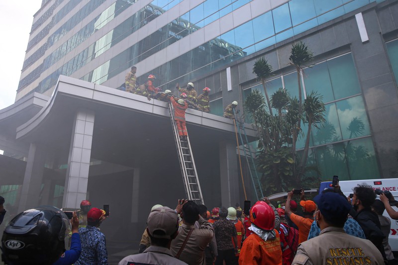 Kebakaran Gedung Cyber 1 Mampang. (Detikcom/Grandyos Zafna)