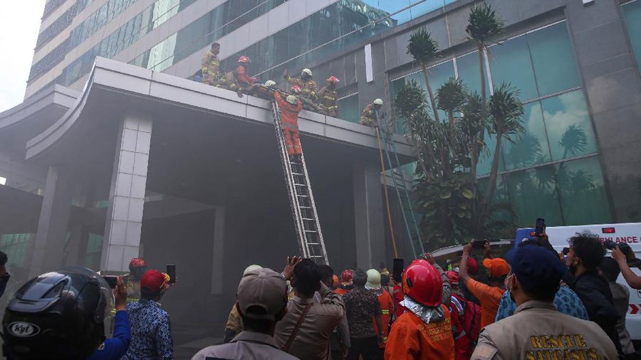 Kebakaran Gedung Cyber 1 Mampang. (Detikcom/Grandyos Zafna)