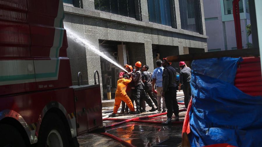 Kebakaran Gedung Cyber 1 Mampang. (Detikcom/Grandyos Zafna)