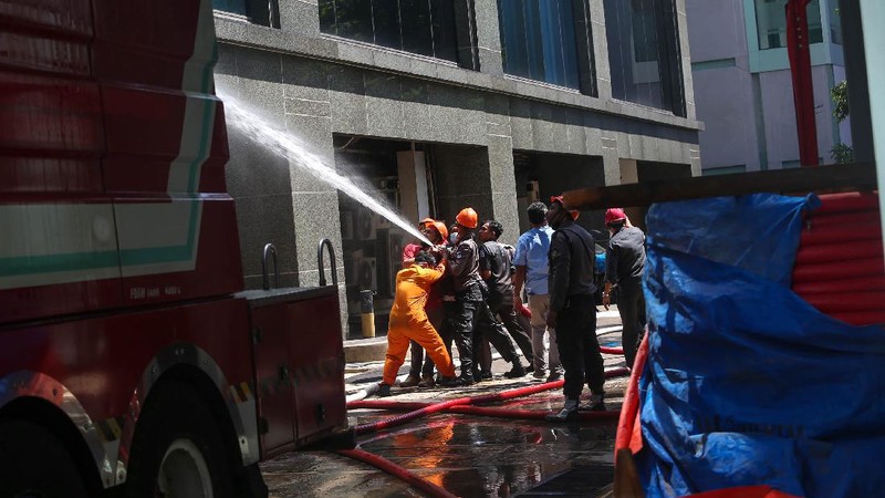 Kebakaran Gedung Cyber 1 Mampang. (Detikcom/Grandyos Zafna)