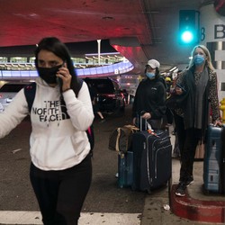 Mendadak Amerika Buat Aturan Pakai Masker Lagi, Ada Apa?