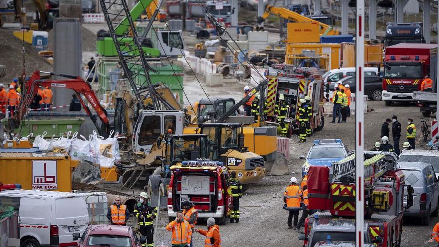 Pemadam kebakaran dan polisi bekerja di lokasi ledakan bom dekat stasiun kereta api utama di Munich, Jerman selatan, pada (1/12/2021). Menurut laporan media, empat orang terluka, salah satunya serius, saat Perang Kata Bom II meledak saat pekerjaan sedang berlangsung di lokasi konstruksi dekat dengan stasiun kereta api. (REUTERS/ANDREAS GEBERT)