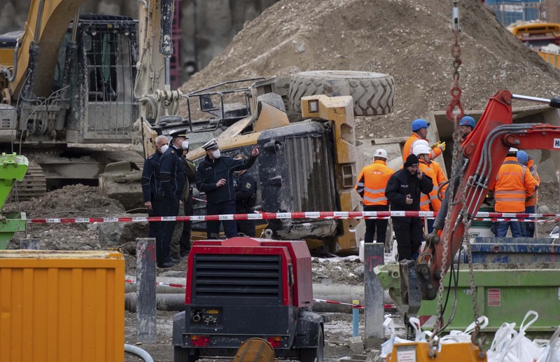 Pemadam kebakaran dan polisi bekerja di lokasi ledakan bom dekat stasiun kereta api utama di Munich, Jerman selatan, pada (1/12/2021). Menurut laporan media, empat orang terluka, salah satunya serius, saat Perang Kata Bom II meledak saat pekerjaan sedang berlangsung di lokasi konstruksi dekat dengan stasiun kereta api. (REUTERS/ANDREAS GEBERT) Pemadam kebakaran dan polisi bekerja di lokasi ledakan bom dekat stasiun kereta api utama di Munich, Jerman selatan, pada (1/12/2021). Menurut laporan media, empat orang terluka, salah satunya serius, saat Perang Kata Bom II meledak saat pekerjaan sedang berlangsung di lokasi konstruksi dekat dengan stasiun kereta api. (REUTERS/ANDREAS GEBERT)