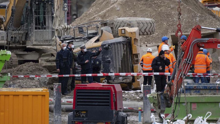Pemadam kebakaran dan polisi bekerja di lokasi ledakan bom dekat stasiun kereta api utama di Munich, Jerman selatan, pada (1/12/2021). Menurut laporan media, empat orang terluka, salah satunya serius, saat Perang Kata Bom II meledak saat pekerjaan sedang berlangsung di lokasi konstruksi dekat dengan stasiun kereta api. (REUTERS/ANDREAS GEBERT)