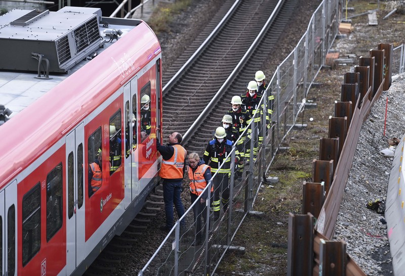 Pemadam kebakaran dan polisi bekerja di lokasi ledakan bom dekat stasiun kereta api utama di Munich, Jerman selatan, pada (1/12/2021). Menurut laporan media, empat orang terluka, salah satunya serius, saat Perang Kata Bom II meledak saat pekerjaan sedang berlangsung di lokasi konstruksi dekat dengan stasiun kereta api. (REUTERS/ANDREAS GEBERT) Pemadam kebakaran dan polisi bekerja di lokasi ledakan bom dekat stasiun kereta api utama di Munich, Jerman selatan, pada (1/12/2021). Menurut laporan media, empat orang terluka, salah satunya serius, saat Perang Kata Bom II meledak saat pekerjaan sedang berlangsung di lokasi konstruksi dekat dengan stasiun kereta api. (REUTERS/ANDREAS GEBERT)
