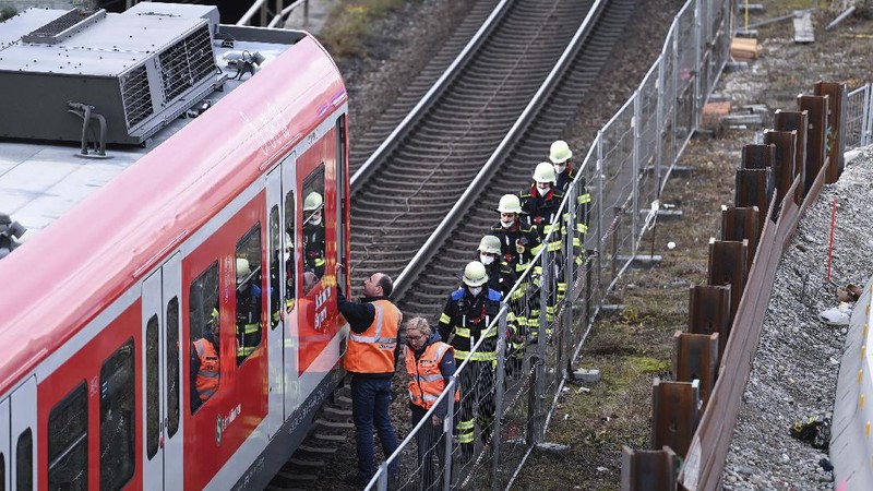 Pemadam kebakaran dan polisi bekerja di lokasi ledakan bom dekat stasiun kereta api utama di Munich, Jerman selatan, pada (1/12/2021). Menurut laporan media, empat orang terluka, salah satunya serius, saat Perang Kata Bom II meledak saat pekerjaan sedang berlangsung di lokasi konstruksi dekat dengan stasiun kereta api. (REUTERS/ANDREAS GEBERT)