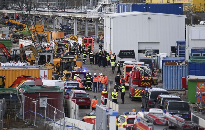Pemadam kebakaran dan polisi bekerja di lokasi ledakan bom dekat stasiun kereta api utama di Munich, Jerman selatan, pada (1/12/2021). Menurut laporan media, empat orang terluka, salah satunya serius, saat Perang Kata Bom II meledak saat pekerjaan sedang berlangsung di lokasi konstruksi dekat dengan stasiun kereta api. (REUTERS/ANDREAS GEBERT)