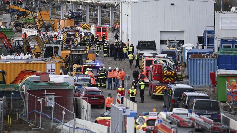 Pemadam kebakaran dan polisi bekerja di lokasi ledakan bom dekat stasiun kereta api utama di Munich, Jerman selatan, pada (1/12/2021). Menurut laporan media, empat orang terluka, salah satunya serius, saat Perang Kata Bom II meledak saat pekerjaan sedang berlangsung di lokasi konstruksi dekat dengan stasiun kereta api. (REUTERS/ANDREAS GEBERT)