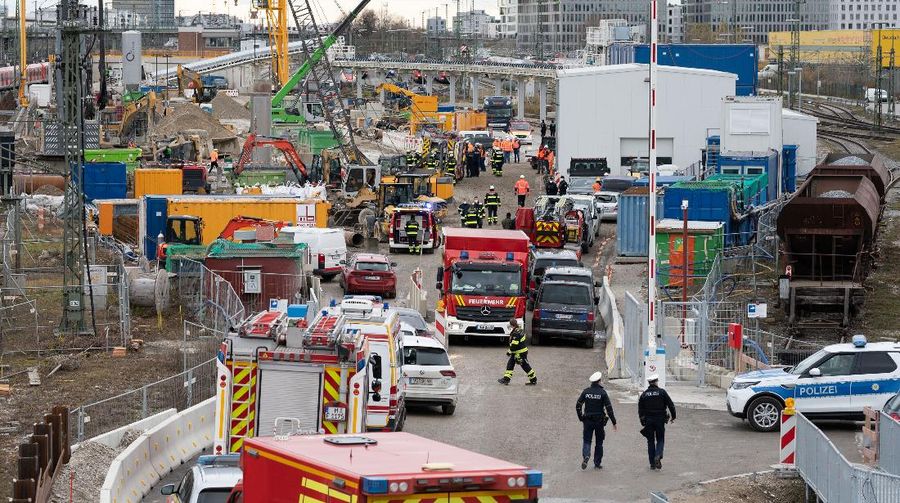 Pemadam kebakaran dan polisi bekerja di lokasi ledakan bom dekat stasiun kereta api utama di Munich, Jerman selatan, pada (1/12/2021). Menurut laporan media, empat orang terluka, salah satunya serius, saat Perang Kata Bom II meledak saat pekerjaan sedang berlangsung di lokasi konstruksi dekat dengan stasiun kereta api. (REUTERS/ANDREAS GEBERT)