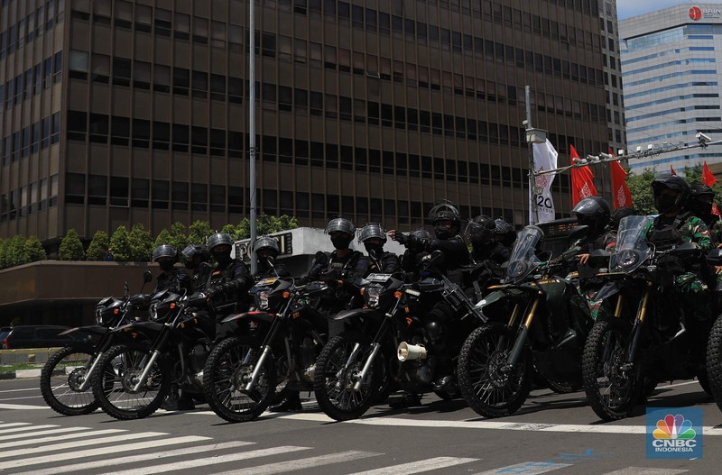 TNI-Polri Patroli cegah reuni 212. (CNBC Indonesia/Muhammad Sabk)