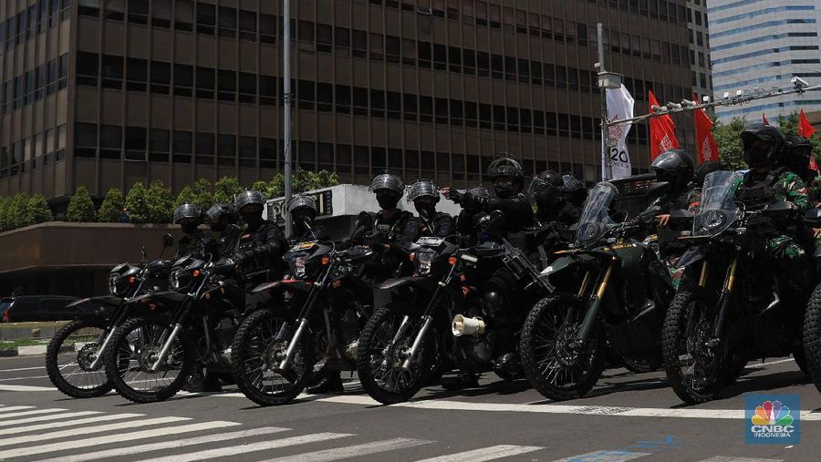 TNI-Polri Patroli cegah reuni 212. (CNBC Indonesia/Muhammad Sabki)