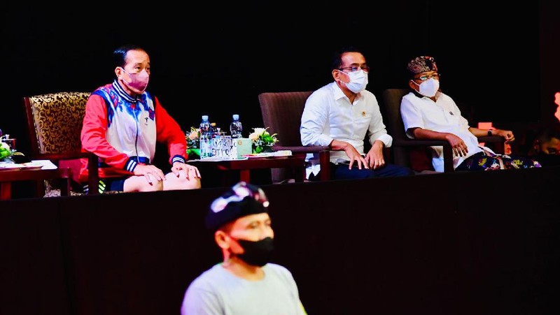 Di sela-sela kunjungan kerjanya di Provinsi Bali, Kamis, 2 Desember 2021, Presiden Joko Widodo menyaksikan pertandingan BWF World Tour Finals 2021 yang digelar di The Westin Resort, Bali International Convention Center (BICC), Kabupaten Badung. (Dok:  Biro Pers Sekretariat Presiden)