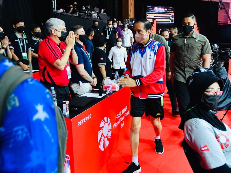 Di sela-sela kunjungan kerjanya di Provinsi Bali, Kamis, 2 Desember 2021, Presiden Joko Widodo menyaksikan pertandingan BWF World Tour Finals 2021 yang digelar di The Westin Resort, Bali International Convention Center (BICC), Kabupaten Badung. (Dok:  Biro Pers Sekretariat Presiden)
