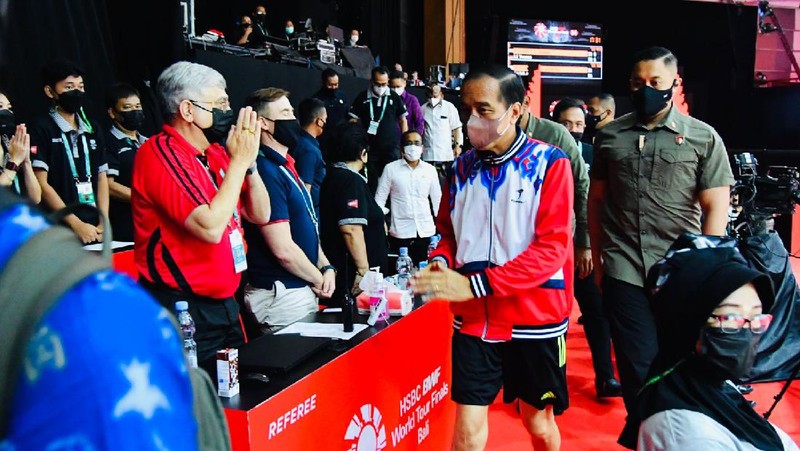 Di sela-sela kunjungan kerjanya di Provinsi Bali, Kamis, 2 Desember 2021, Presiden Joko Widodo menyaksikan pertandingan BWF World Tour Finals 2021 yang digelar di The Westin Resort, Bali International Convention Center (BICC), Kabupaten Badung. (Dok:  Biro Pers Sekretariat Presiden)