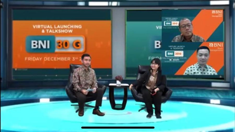 Head of Investment & Research BNI Asset Management Yekti Dewanti berbincang bersama Business Strategic and Corporate Secretary BNI Asset Management Devandra Harahap dan disaksikan oleh Kepala Divisi Riset BEI Verdi Ikhwan dan Head of Equity Investment BNI Asset Management Jefrix Kosiady dalam Virtual Launch BNI 30G, Jumat (3/11/2021).