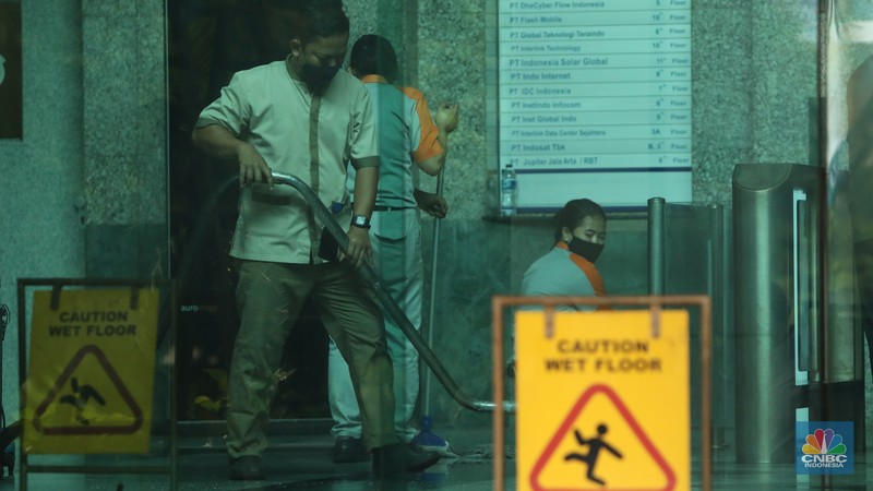Pekerja membersihkan sisa sisa akibat kebakaran yang melanda Gedung Cyber 1, di Jalan Kuningan Barat Raya, Mampang Prapatan, Jakarta Selatan, Jumat (3/12/2021). (CNBC Indonesia/Andrean Kristianto) Pekerja membersihkan sisa sisa akibat kebakaran yang melanda Gedung Cyber 1, di Jalan Kuningan Barat Raya, Mampang Prapatan, Jakarta Selatan, Jumat (3/12/2021). (CNBC Indonesia/Andrean Kristianto)