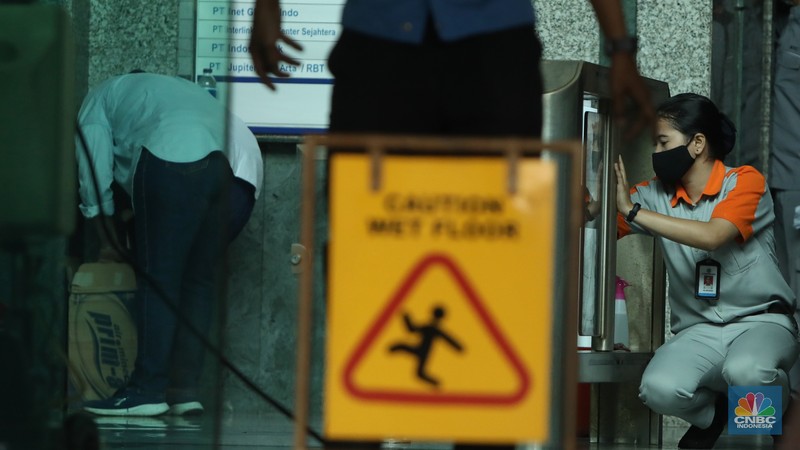 Pekerja membersihkan sisa sisa akibat kebakaran yang melanda Gedung Cyber 1, di Jalan Kuningan Barat Raya, Mampang Prapatan, Jakarta Selatan, Jumat (3/12/2021). (CNBC Indonesia/Andrean Kristianto) Pekerja membersihkan sisa sisa akibat kebakaran yang melanda Gedung Cyber 1, di Jalan Kuningan Barat Raya, Mampang Prapatan, Jakarta Selatan, Jumat (3/12/2021). (CNBC Indonesia/Andrean Kristianto)