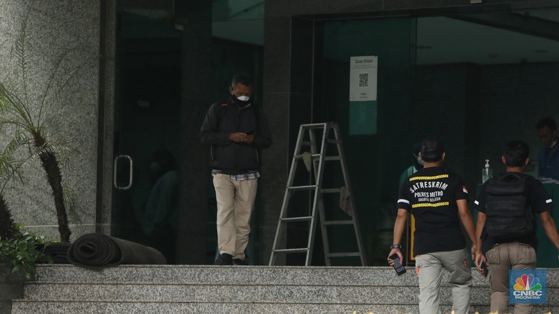 Pekerja membersihkan sisa sisa akibat kebakaran yang melanda Gedung Cyber 1, di Jalan Kuningan Barat Raya, Mampang Prapatan, Jakarta Selatan, Jumat (3/12/2021). (CNBC Indonesia/Andrean Kristianto) Pekerja membersihkan sisa sisa akibat kebakaran yang melanda Gedung Cyber 1, di Jalan Kuningan Barat Raya, Mampang Prapatan, Jakarta Selatan, Jumat (3/12/2021). (CNBC Indonesia/Andrean Kristianto)