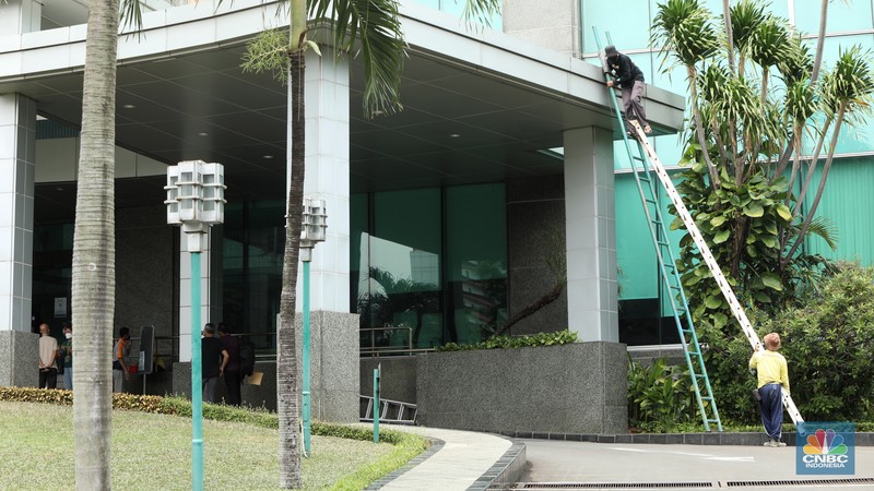 Pekerja membersihkan sisa sisa akibat kebakaran yang melanda Gedung Cyber 1, di Jalan Kuningan Barat Raya, Mampang Prapatan, Jakarta Selatan, Jumat (3/12/2021). (CNBC Indonesia/Andrean Kristianto) Pekerja membersihkan sisa sisa akibat kebakaran yang melanda Gedung Cyber 1, di Jalan Kuningan Barat Raya, Mampang Prapatan, Jakarta Selatan, Jumat (3/12/2021). (CNBC Indonesia/Andrean Kristianto)