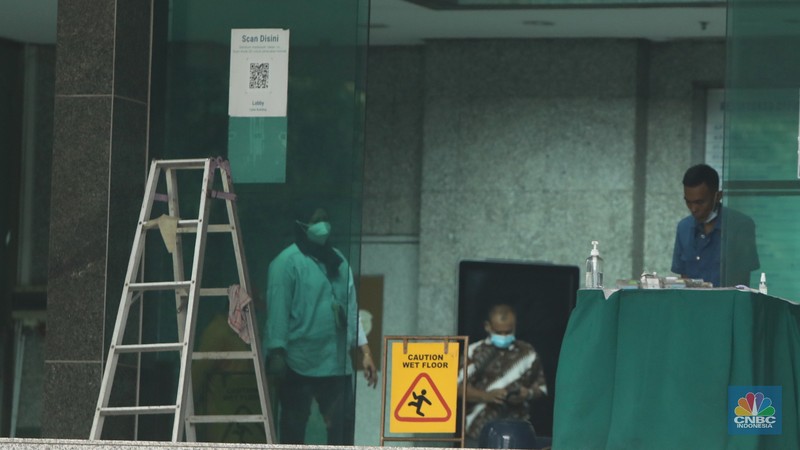 Pekerja membersihkan sisa sisa akibat kebakaran yang melanda Gedung Cyber 1, di Jalan Kuningan Barat Raya, Mampang Prapatan, Jakarta Selatan, Jumat (3/12/2021). (CNBC Indonesia/Andrean Kristianto) Pekerja membersihkan sisa sisa akibat kebakaran yang melanda Gedung Cyber 1, di Jalan Kuningan Barat Raya, Mampang Prapatan, Jakarta Selatan, Jumat (3/12/2021). (CNBC Indonesia/Andrean Kristianto)