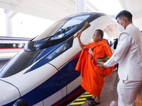 Bangun Kereta Cepat Pakai Utang China, Tetangga RI Di-warning