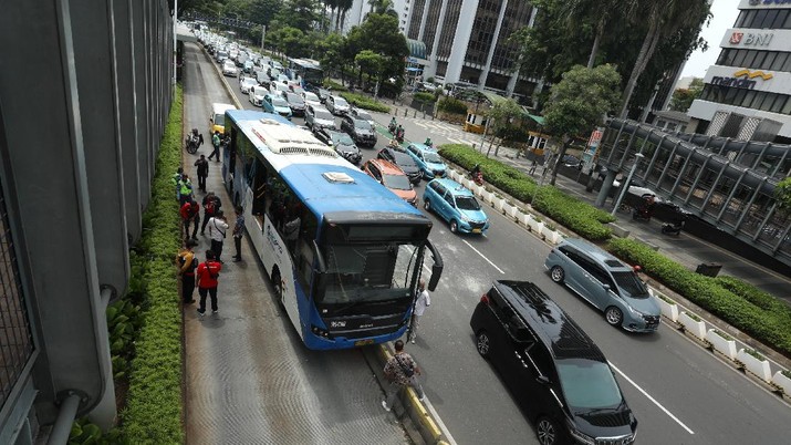 Petugas melihat kondisi bus Transjakarta yang mengalami kecelakaan di depan Ratu Plaza, Jakarta, Jumat (3/12/2021). (CNBC Indonesia/Andrean Kristianto)