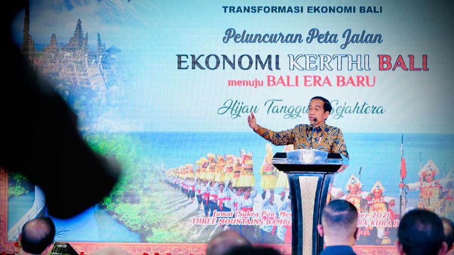 Presiden Joko Widodo saat memberikan sambutan pada Peluncuran Peta Jalan Ekonomi Kerthi Bali, yang diselenggarakan di Three Mountain Bamboo Pavilion, Kura-Kura Bali, Kota Denpasar, Provinsi Bali, pada Jumat, 3 Desember 2021. (Dok: Biro Pers Sekretariat Presiden)