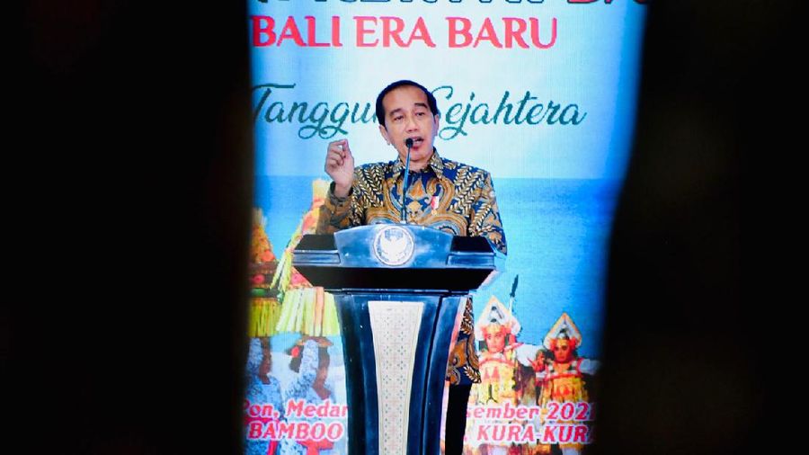 Presiden Joko Widodo saat memberikan sambutan pada Peluncuran Peta Jalan Ekonomi Kerthi Bali, yang diselenggarakan di Three Mountain Bamboo Pavilion, Kura-Kura Bali, Kota Denpasar, Provinsi Bali, pada Jumat, 3 Desember 2021. (Dok: Biro Pers Sekretariat Presiden)