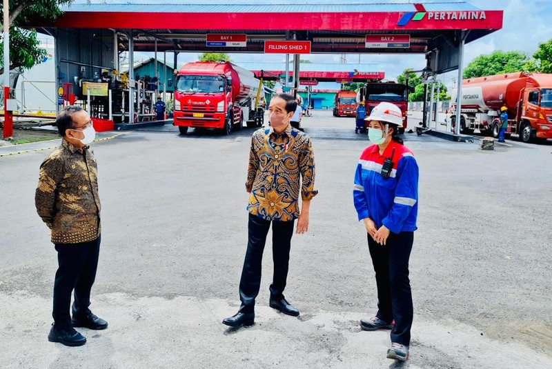 Presiden Jokowi Melakukan Sidak di Terminal BBM Sanggaran, Denpasar, (3/12/2021). (Dok: Biro Pers Sekretariat Presiden) Presiden Jokowi Melakukan Sidak di Terminal BBM Sanggaran, Denpasar, (3/12/2021). (Dok: Biro Pers Sekretariat Presiden)
