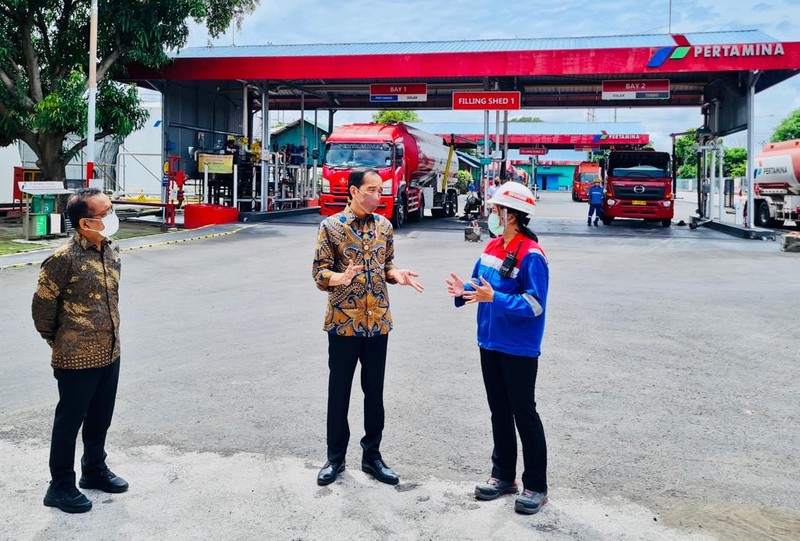 Presiden Jokowi Melakukan Sidak di Terminal BBM Sanggaran, Denpasar, (3/12/2021). (Dok: Biro Pers Sekretariat Presiden) Presiden Jokowi Melakukan Sidak di Terminal BBM Sanggaran, Denpasar, (3/12/2021). (Dok: Biro Pers Sekretariat Presiden)