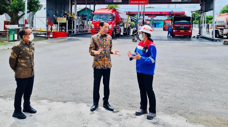 Presiden Jokowi Melakukan Sidak di Terminal BBM Sanggaran, Denpasar, (3/12/2021). (Dok: Biro Pers Sekretariat Presiden)
