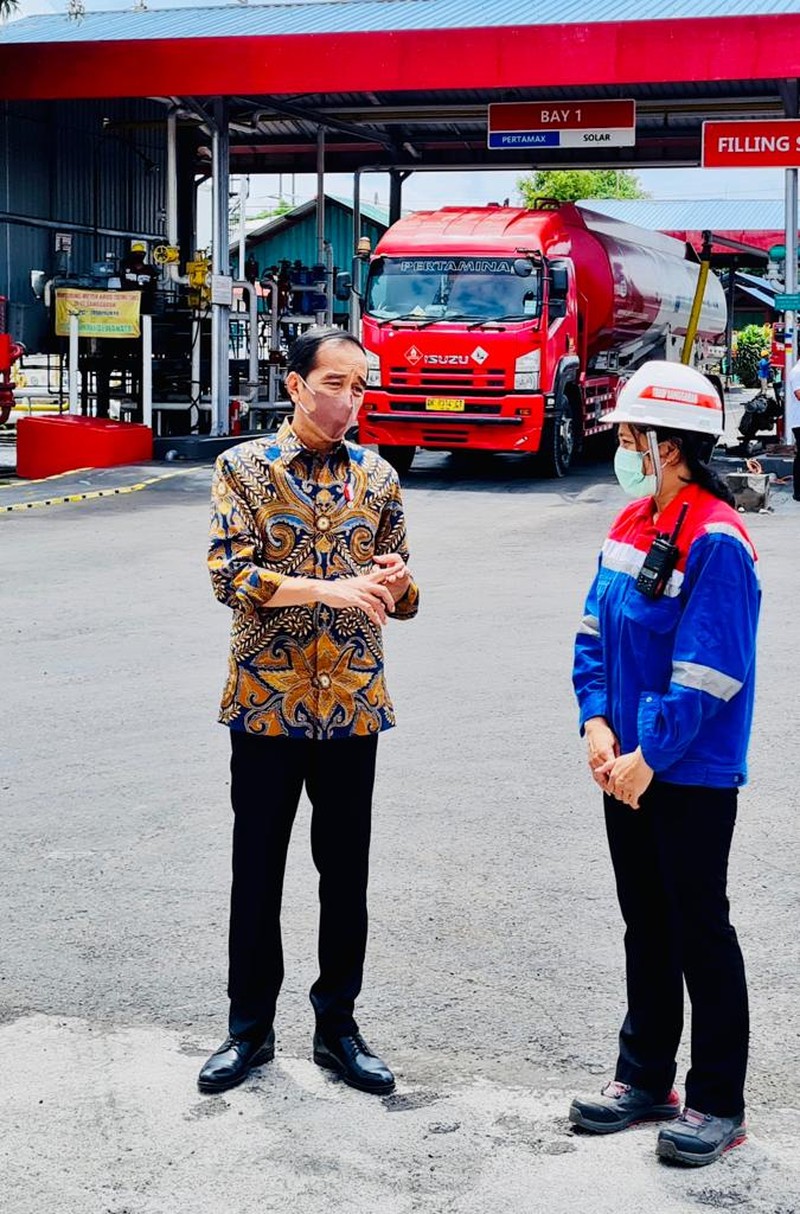 Presiden Jokowi Melakukan Sidak di Terminal BBM Sanggaran, Denpasar, (3/12/2021). (Dok: Biro Pers Sekretariat Presiden) Presiden Jokowi Melakukan Sidak di Terminal BBM Sanggaran, Denpasar, (3/12/2021). (Dok: Biro Pers Sekretariat Presiden)