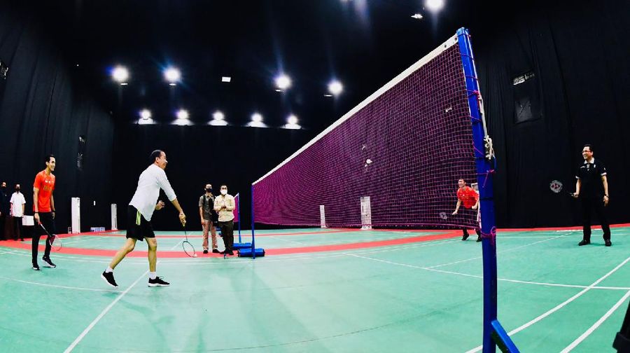 Di sela-sela kunjungan kerjanya di Provinsi Bali, Kamis, 2 Desember 2021, Presiden Joko Widodo menyaksikan pertandingan BWF World Tour Finals 2021 yang digelar di The Westin Resort, Bali International Convention Center (BICC), Kabupaten Badung. (Dok:  Biro Pers Sekretariat Presiden)