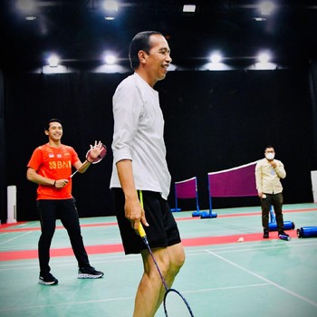 Saat Jokowi Main Badminton di Sela BWF World Tour Finals 2021