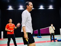 Saat Jokowi Main Badminton di Sela BWF World Tour Finals 2021