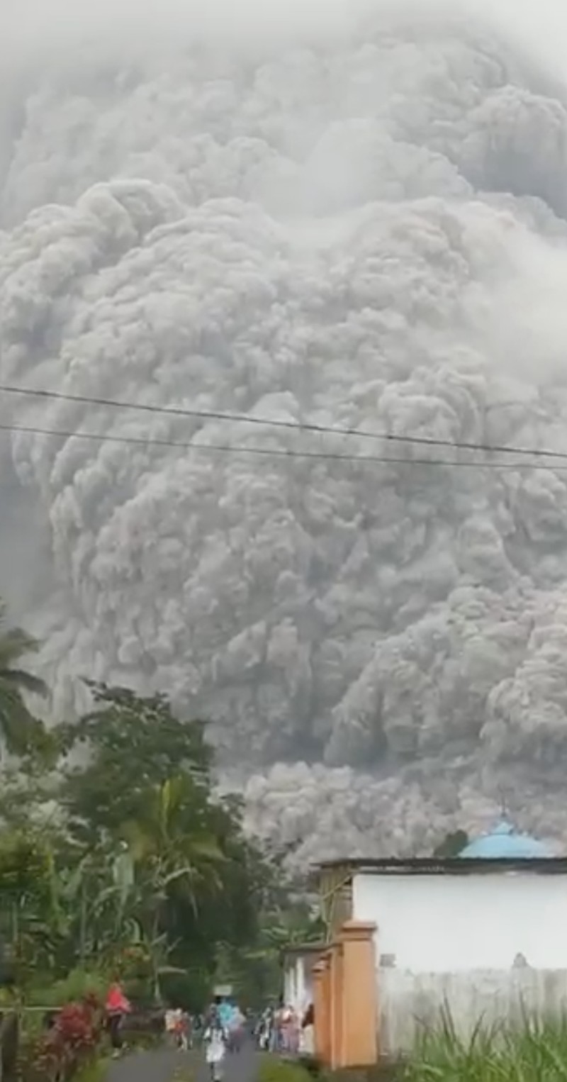Warga berlarian saat Semeru erupsi. (Dok: Tangkapan Layar Video amatir warga) Warga berlarian saat Semeru erupsi. (Dok: Tangkapan Layar Video amatir warga)