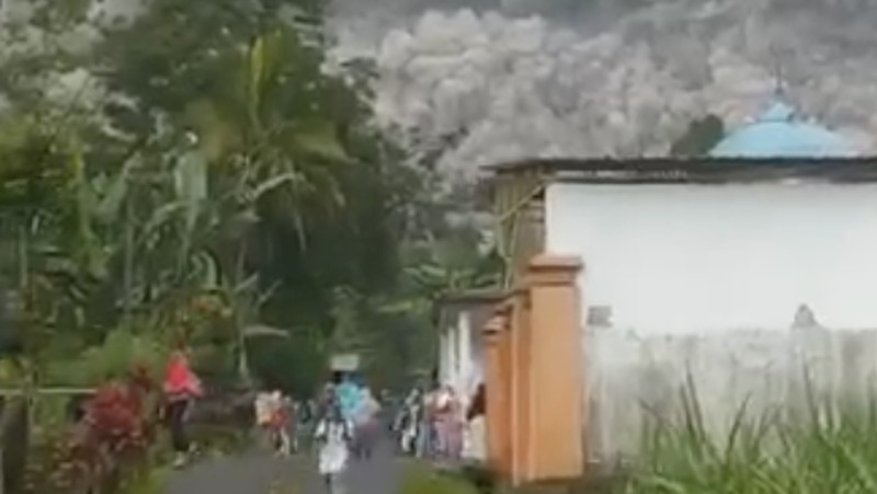 Warga berlarian saat Semeru erupsi. (Dok: Tangkapan Layar Video amatir warga)
