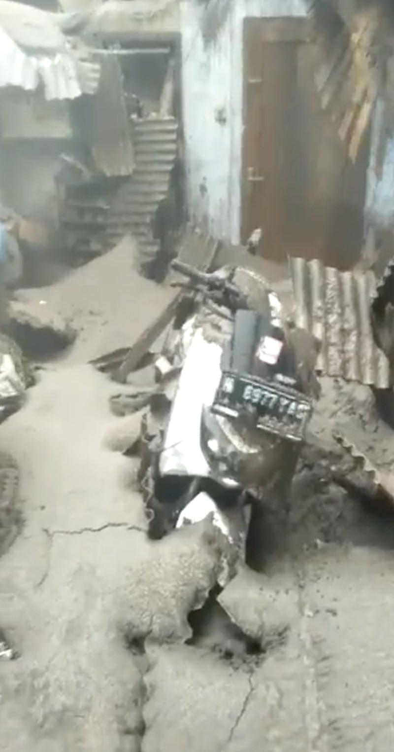Warga berlarian saat Semeru erupsi. (Dok: Tangkapan Layar Video amatir warga)