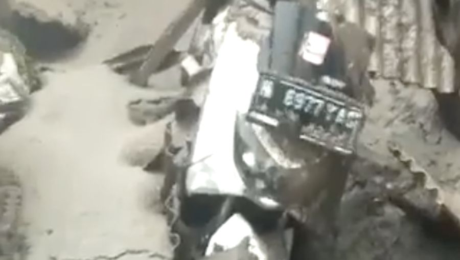 Warga berlarian saat Semeru erupsi. (Dok: Tangkapan Layar Video amatir warga)