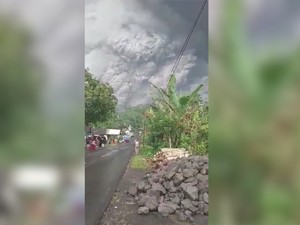 Detik-detik Erupsi Gunung Semeru dengan Guguran Awan Panas