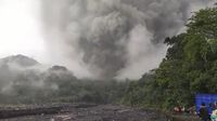 Gunung Semeru Erupsi Disertai Dengan Awan Panas