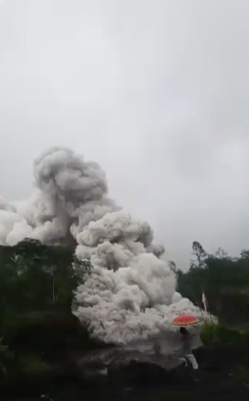 Warga berlarian saat Semeru erupsi. (Dok: Tangkapan Layar Video amatir warga)