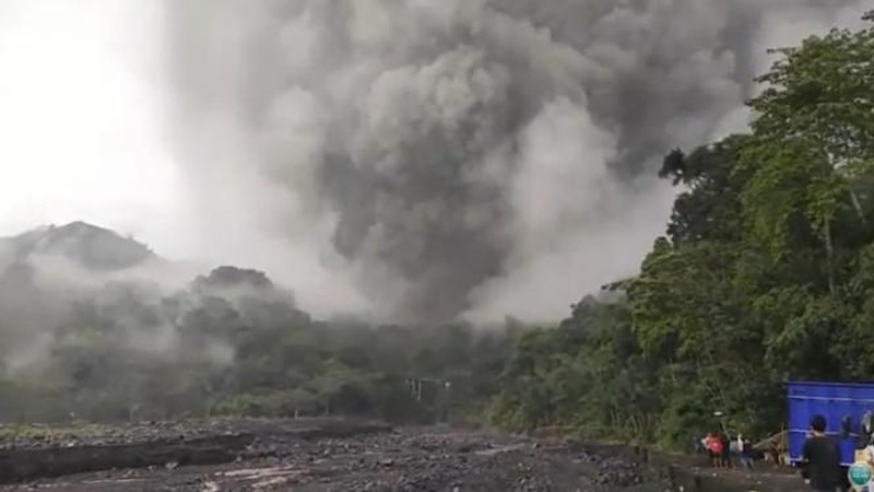 Warga berlarian saat Semeru erupsi. (Dok: Tangkapan Layar Video amatir warga)