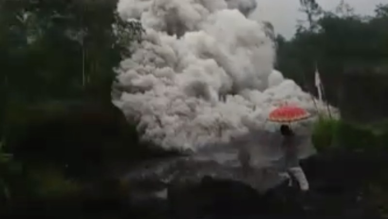 Warga berlarian saat Semeru erupsi. (Dok: Tangkapan Layar Video amatir warga)