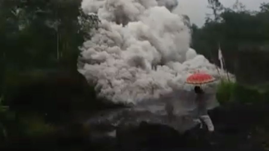 Warga berlarian saat Semeru erupsi. (Dok: Tangkapan Layar Video amatir warga)