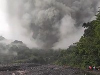 Gunung Semeru Erupsi Disertai dengan Awan Panas
