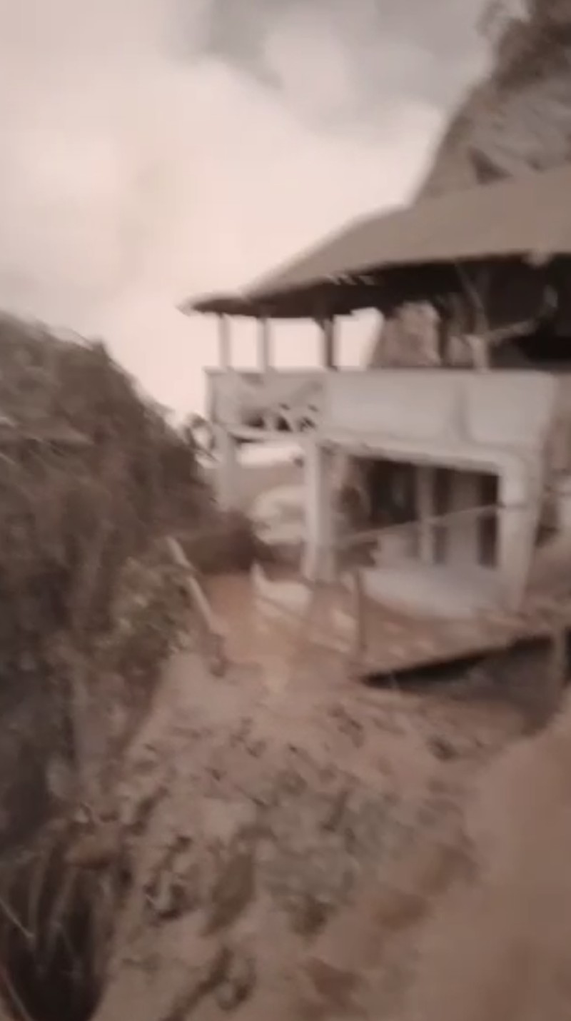 Warga berlarian saat Semeru erupsi. (Dok: Tangkapan Layar Video amatir warga) Warga berlarian saat Semeru erupsi. (Dok: Tangkapan Layar Video amatir warga)