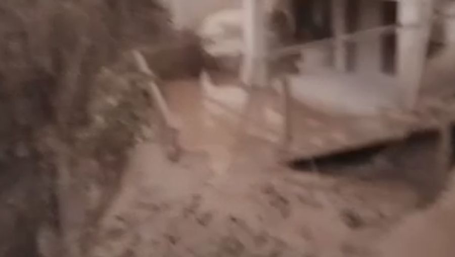 Warga berlarian saat Semeru erupsi. (Dok: Tangkapan Layar Video amatir warga)