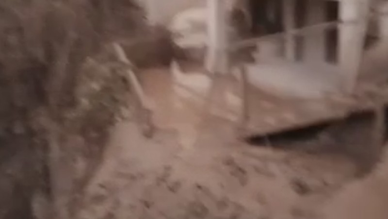 Warga berlarian saat Semeru erupsi. (Dok: Tangkapan Layar Video amatir warga)